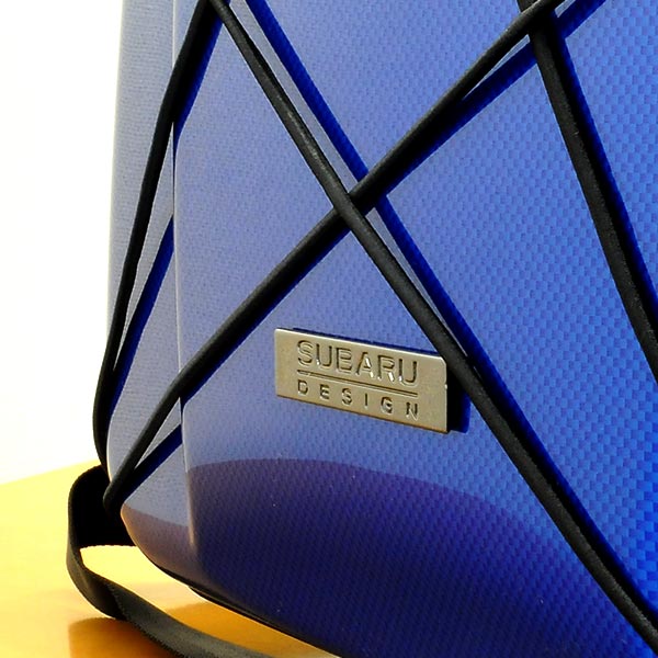 SUBARU車のデザインを手がける部署が監修した証である「SUBARU Design」のプレート　※カラー：カーボン調ブルー